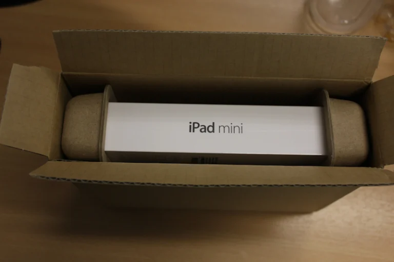 iPad mini นอนอยู่ในกล่อง