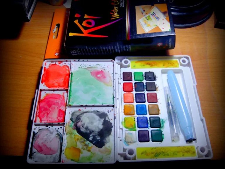 เปิดกล่องดูข้างในของกล่องชุดสีน้ำก้อน