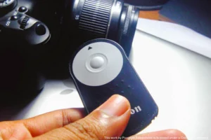 รีโมทกล้อง canon ในมือเล็กนิดเดียว