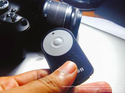 รีโมทกล้อง canon ในมือเล็กนิดเดียว