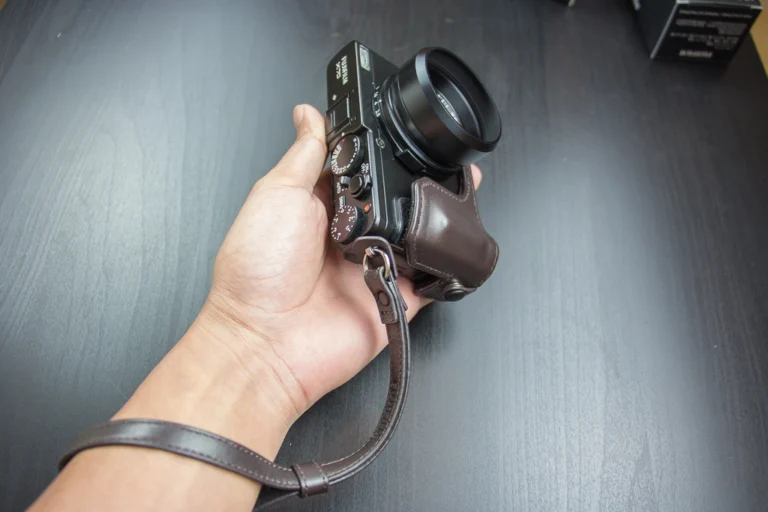 Fuji X70 หลังใส่เคสและฮูด