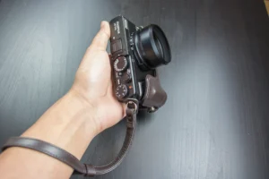 Fuji X70 หลังใส่เคสและฮูด