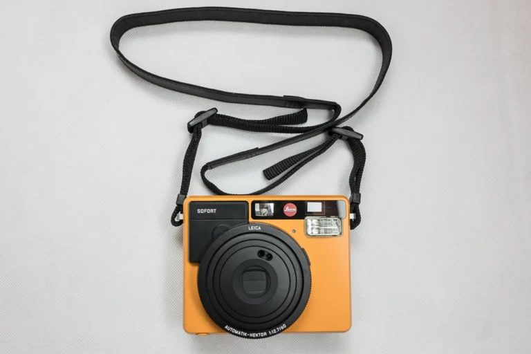กล้อง Leica Sofort ใส่สายคล้องคอ