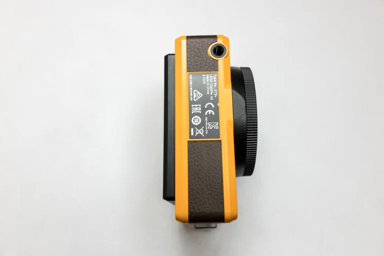 Leica Sofort ด้านล่าง มีที่ติดกับข้างตั้งกล้อง