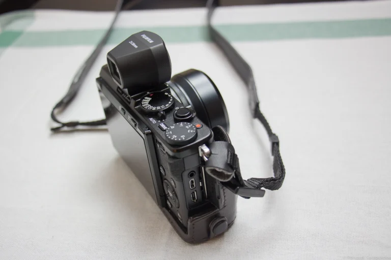 ประกอบ VF-X21 เข้ากับ Fuji X70 มองจากด้านข้าง 