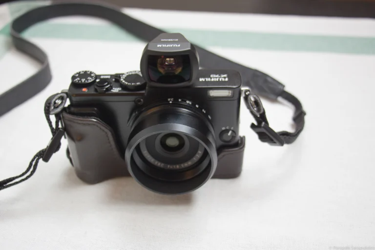 ประกอบ VF-X21 เข้ากับ Fuji X70 มองจากด้านหน้า