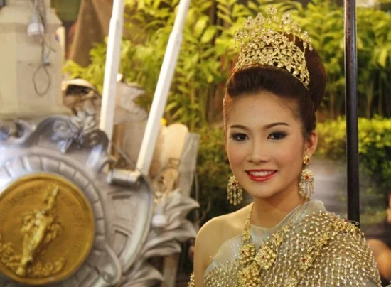 สาวสวยประจำรถประดับไฟ