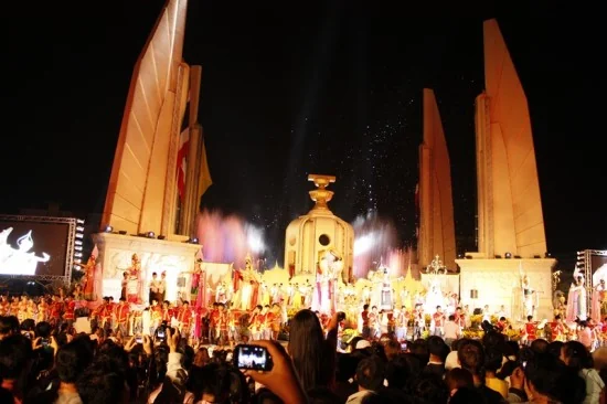 ภาพจากเวทีบริเวณ อนุสาวรีย์ประชาธิปไตย