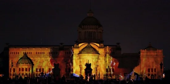 ภาพการแสดงภาพยนต์ โดยใช้พระที่นั่งอนันตสมาคมเป็นฉากหลัง